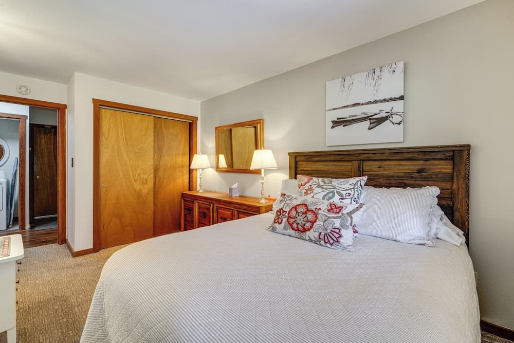 Family-friendly Truckee Cabin Near Ski Shuttle!