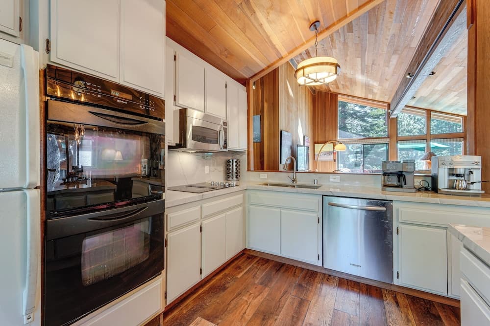 Family-friendly Truckee Cabin Near Ski Shuttle!