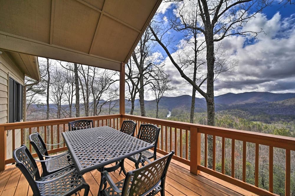 Sapphire Retreat w/ Views, Fire Pit, & Lake Access