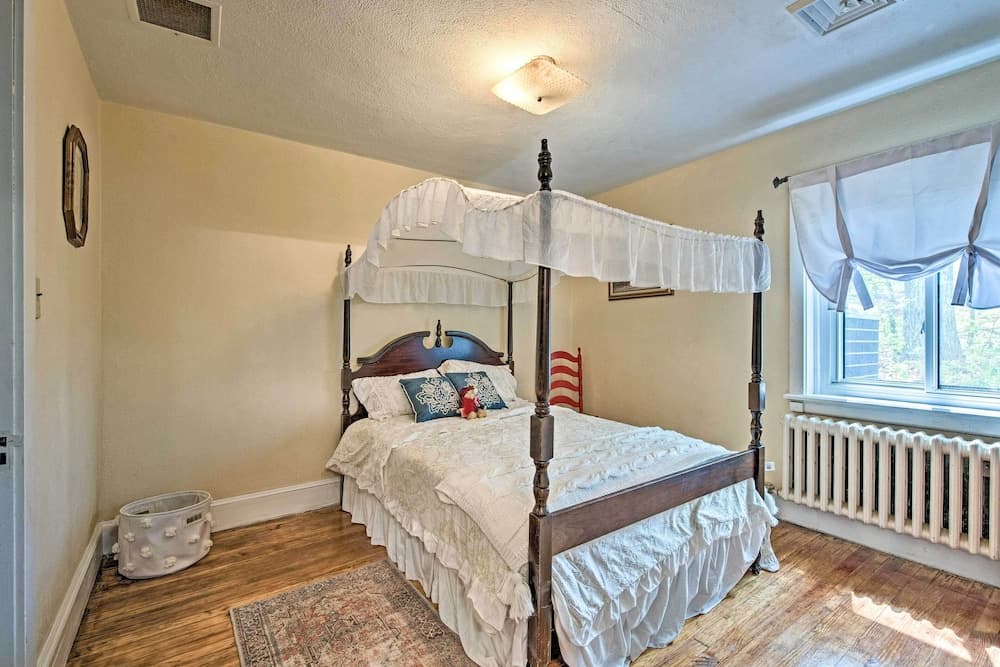 Hot Tub & Mtn Views: Expansive Hazleton Retreat