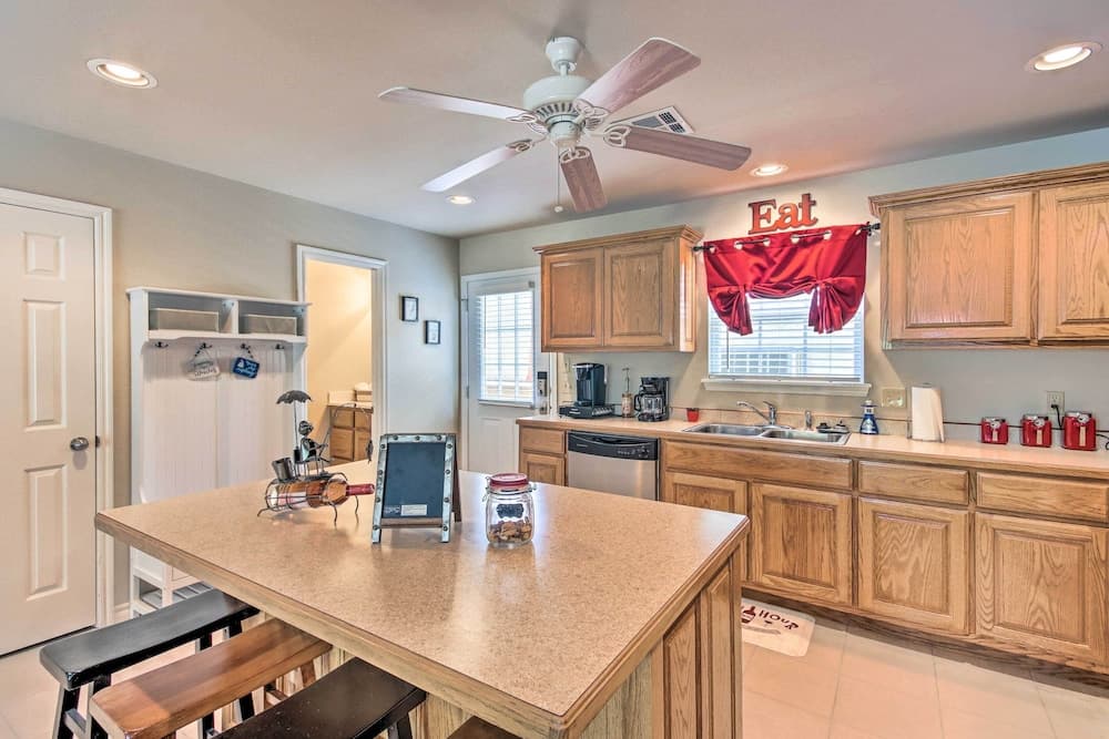 Deck & Lake Access: Cozy Townhome in Eucha