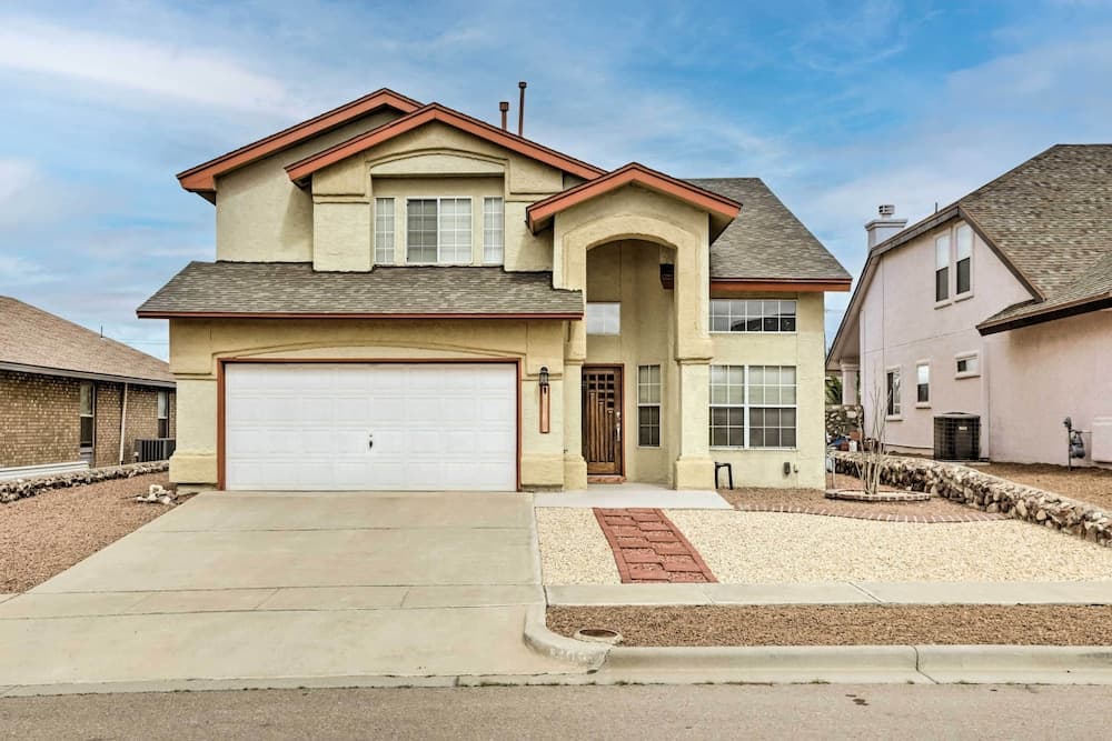 El Paso Retreat w/ Pool: 11 Mi to Downtown!