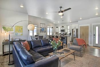 Farmland Flat w/ Mtn Views, 7 Mi to Dtwn!