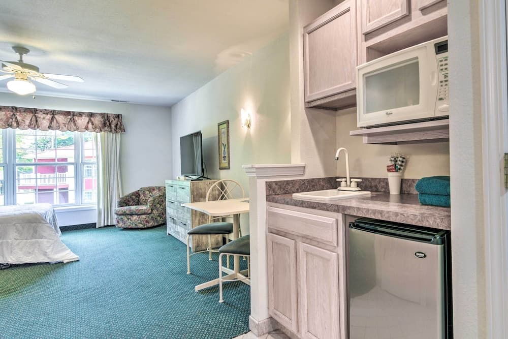 Cozy Pigeon Escape, Close to Saginaw Bay!