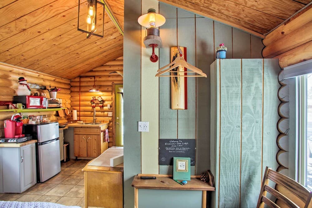 Quiet Couple's Retreat: Studio by Winchester Lake!