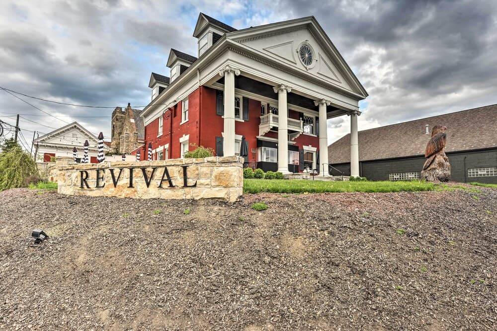 Quaint Pittsburgh Pad w/ Deck: 5 Mi to Downtown!