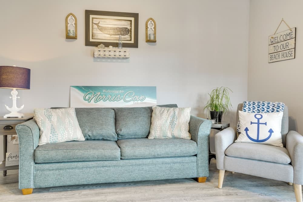 Gulf Shores Condo w/ Pool Access, 5 Mi to Beach!