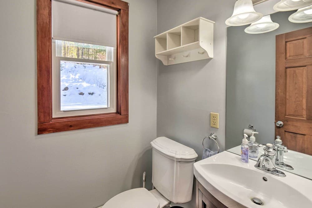 Cozy Mountain Home - 3 Mi to New Found Lake!