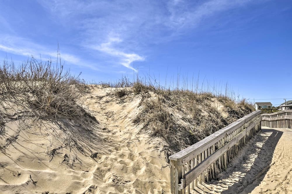Nags Head Cottage: Screened Porch, Walk to Beach!