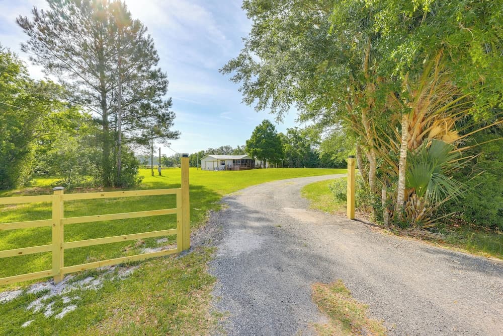 Palatka Hideaway w/ Fireplace & Private Porch