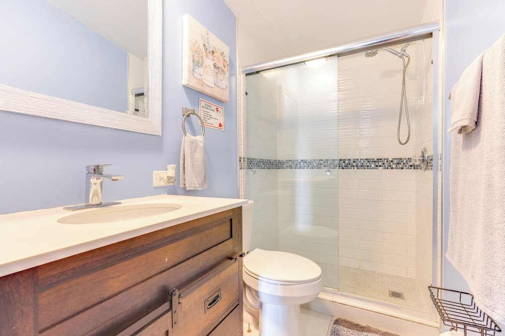 Palatka Hideaway w/ Fireplace & Private Porch