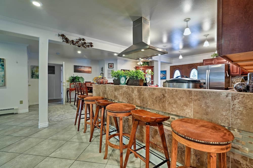 Expansive Getaway ~ 2 Miles to Mendenhall Glacier!