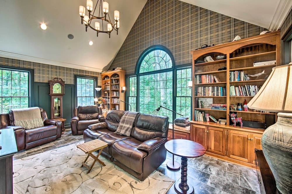 Extravagant Atglen Manor w/ Private 60-acre Land!