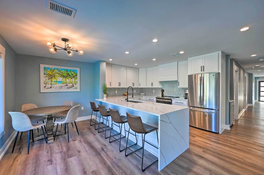 Walk to Beach: Getaway w/ Pool in Naples!