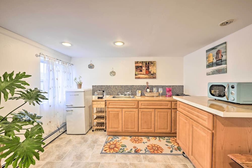 Island Park Couple's Escape ~ 1 Mi to Beach!