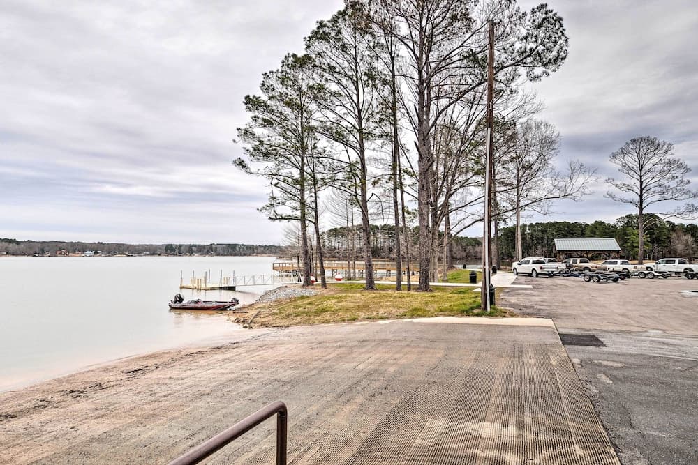 Peaceful Waterfront Hemphill House on 7 Acres