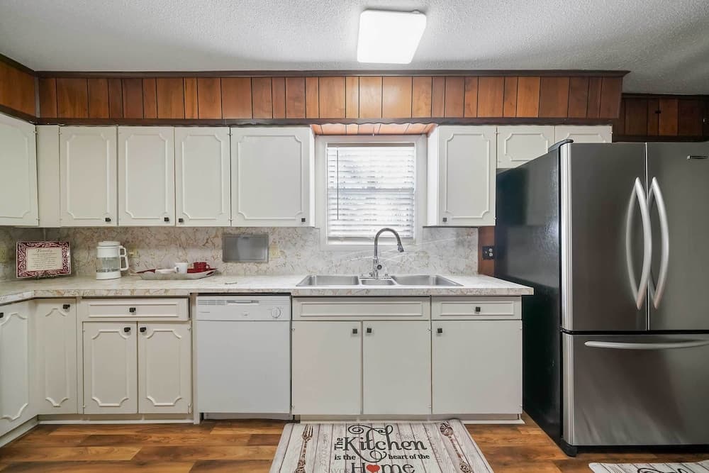 Peaceful Waterfront Hemphill House on 7 Acres