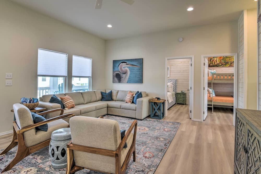 6 Mi to Beach: Rockport Home w/ Pool Access!