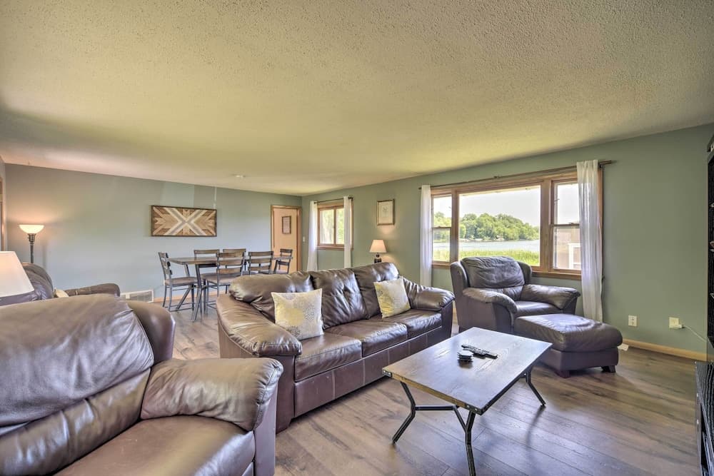 Cottage w/ Deck Situated on South Center Lake