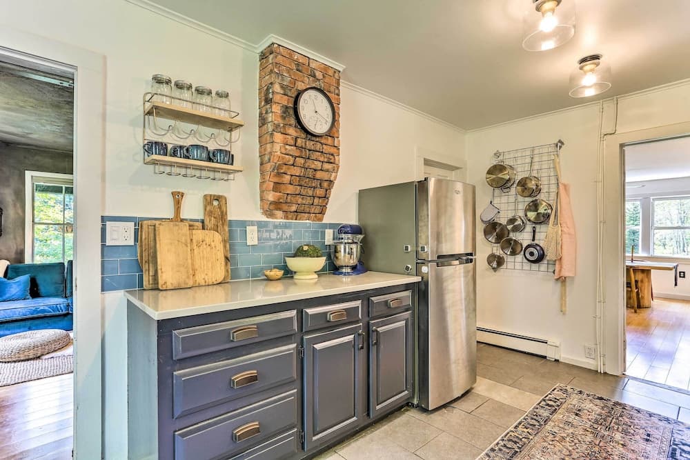 Lush, Charming 1800s Farmhouse on Secluded Oasis!