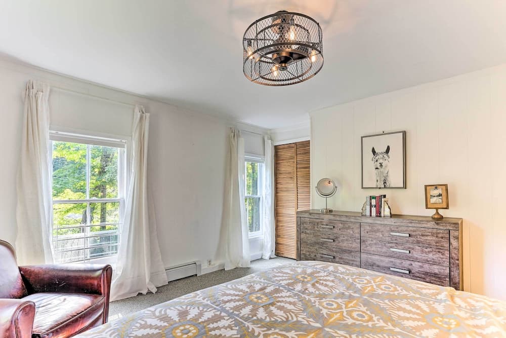 Lush, Charming 1800s Farmhouse on Secluded Oasis!