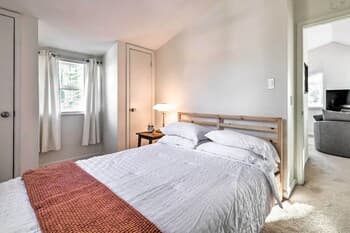 Cozy Tobyhanna Cottage w/ Private Hot Tub!