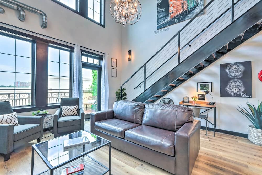 Central Atlantic Station Loft in Walkable Location