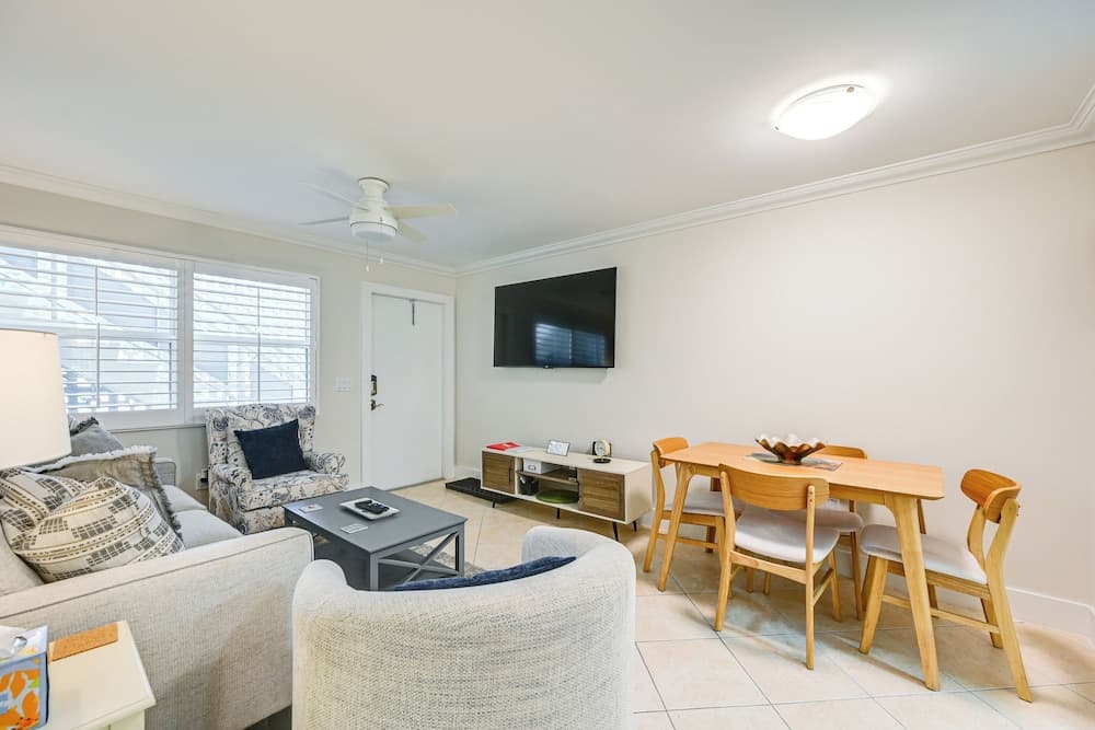 Naples Condo w/ Pool - Walk to Dining & Beach