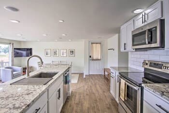 Updated Lakefront Cottage: Walk to Boat Ramp!