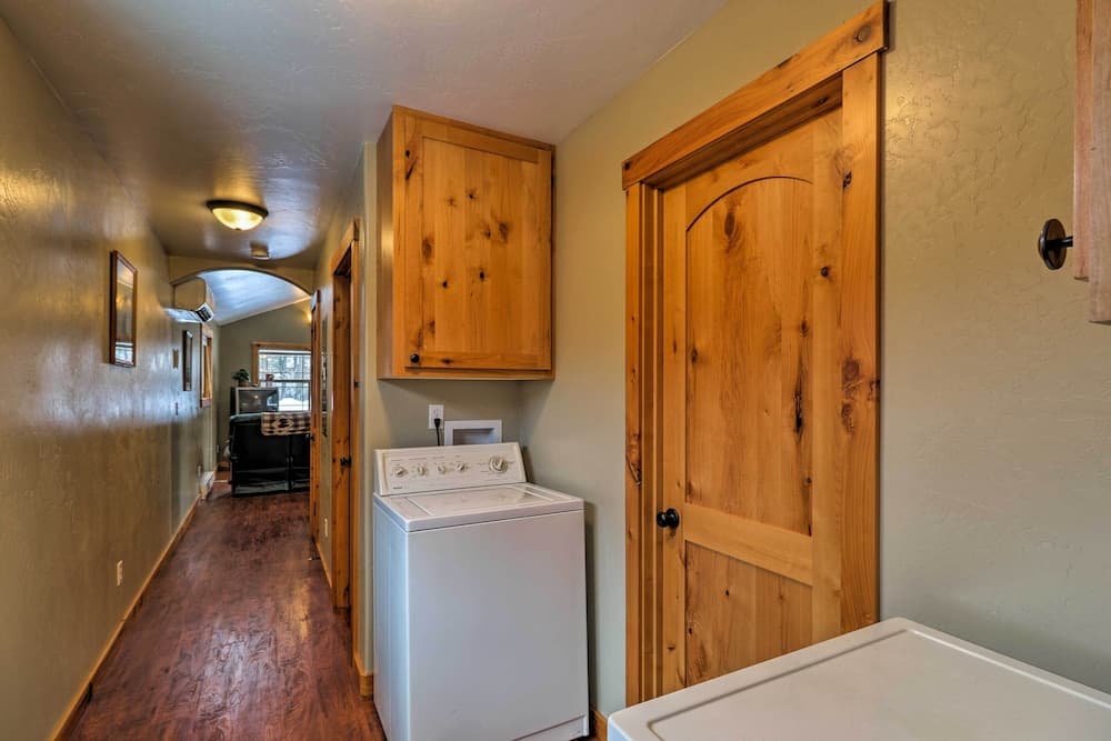 Hungry Horse Cabin: Deck, Fire Pit, Near Glacier!