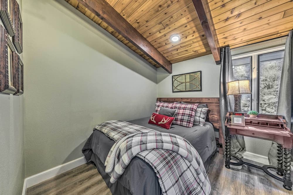 Serene Alto Cabin w/ Mountain Views & Fire Pit!