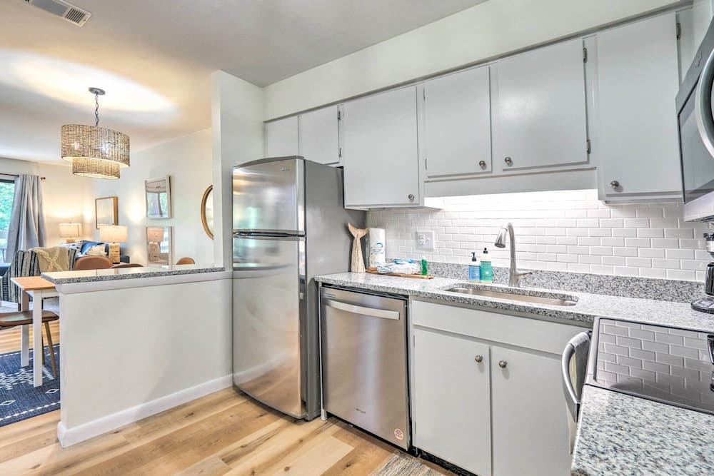 Condo in Fiddler's Cove Community By Beach!