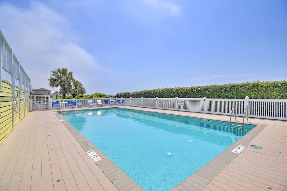 Breezy Holden Beach Escape w/ Shared Pool!