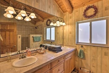 'serenity on the River' Luxe Lewisburg Cabin!