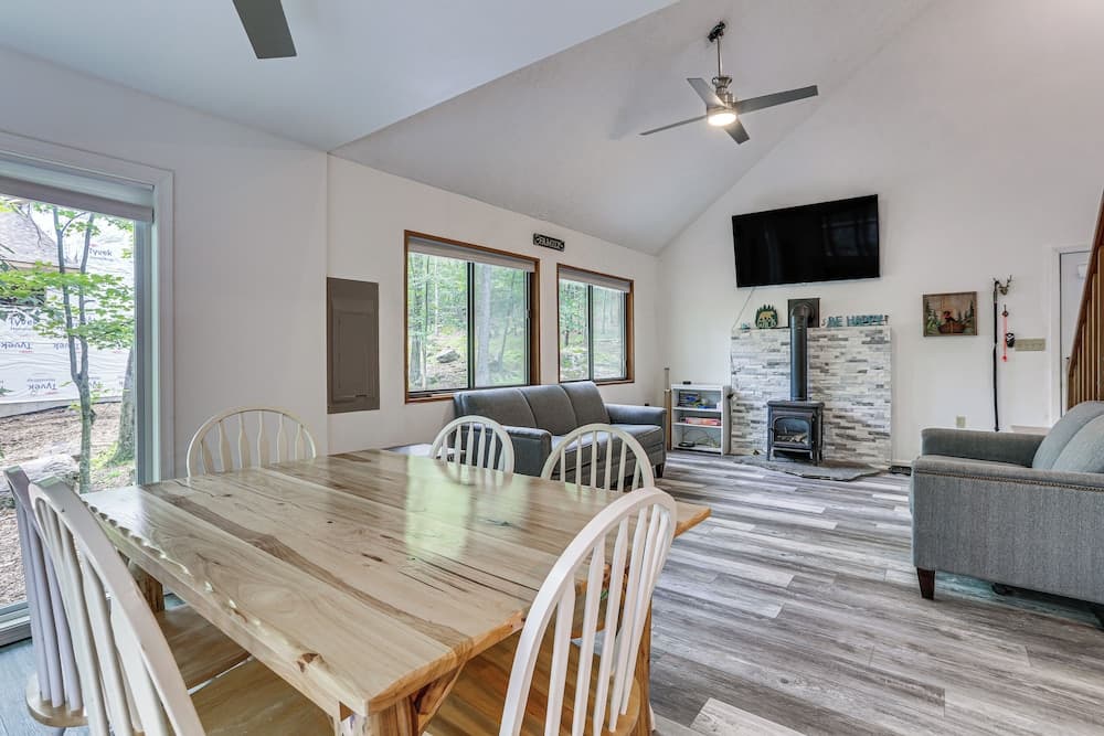 Screened Porch & Deck: Pet-friendly Poconos Escape