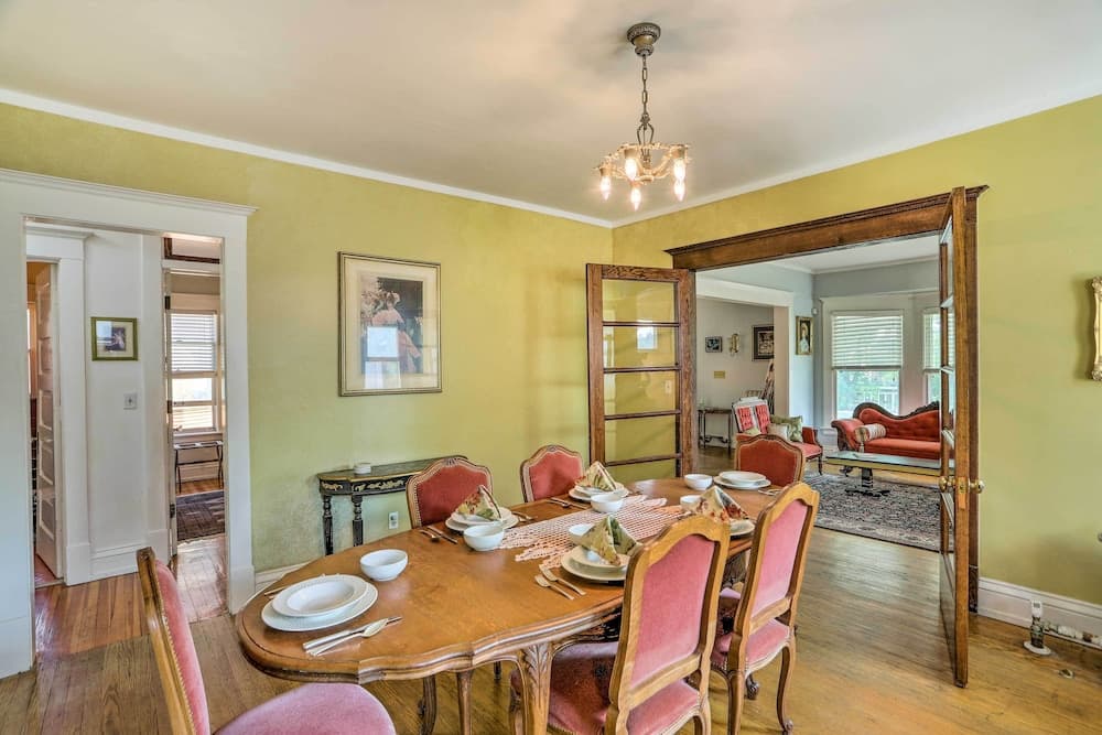 Historic Regal Retreat ~ 2 Mi to Dtwn Toledo!