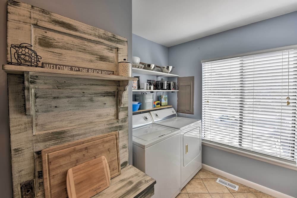 Relaxing Harbor Island Condo: Walk to the Beach!