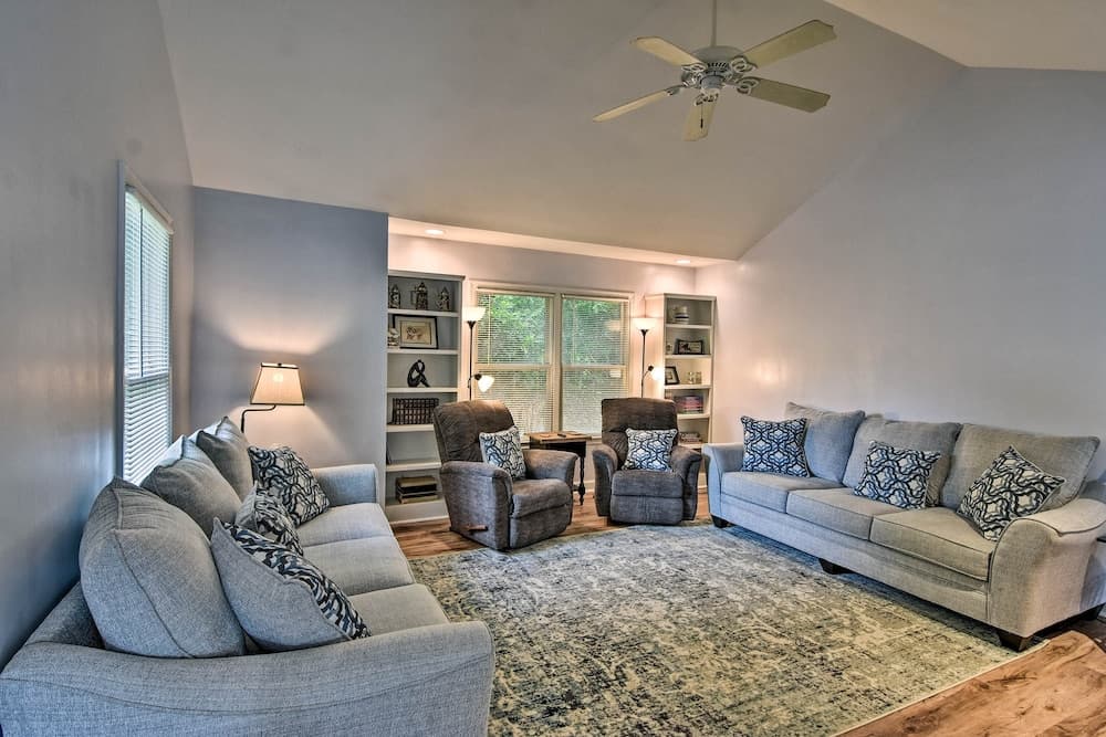 The Beverly: Quiet Black Mountain Retreat w/ BBQ