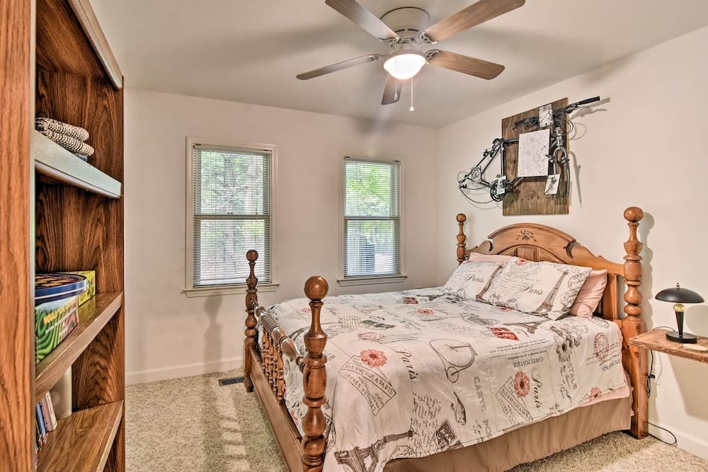 The Beverly: Quiet Black Mountain Retreat w/ BBQ