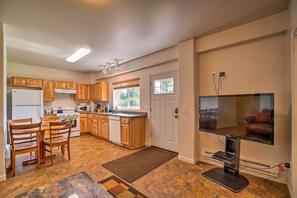 Family Retreat ~ 8 Mi to Downtown + Bishops Beach!