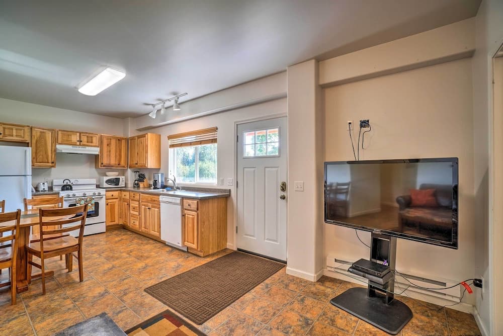 Family Retreat ~ 8 Mi to Downtown + Bishops Beach!