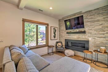 Charming Cle Elum Townhome w/ Balcony & Views