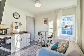 Modern Oakland Hills Apt Near Coliseum!