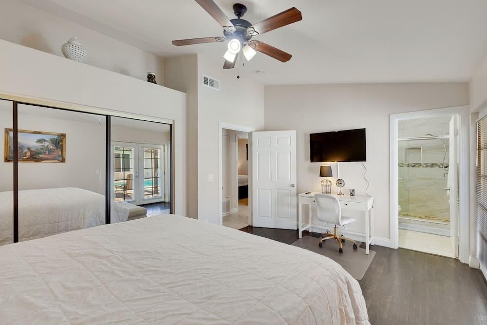 Desert Oasis Getaway 5 Bedroom Home by Redawning