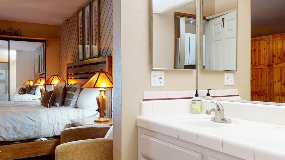 Aspen Creek #227 1 Bedroom Condo by RedAwning