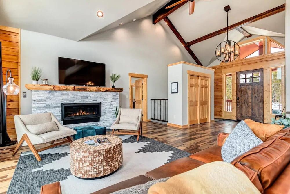 Four Seasons Lodge Views of 3 Peaks Hot Tub Immaculate 2 Year old Home