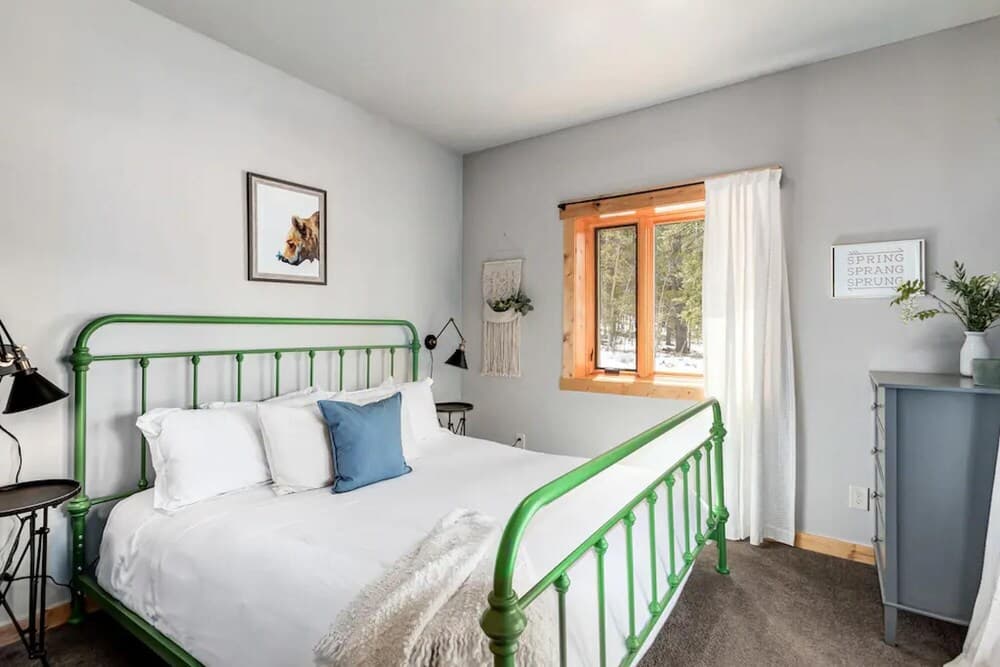 Four Seasons Lodge Views of 3 Peaks Hot Tub Immaculate 2 Year old Home