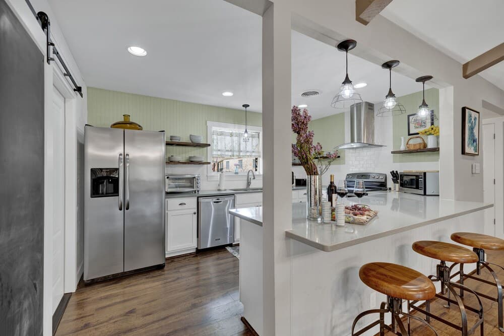 Stylish Remodel, Hot Tub, Firepit, Pet Friendly