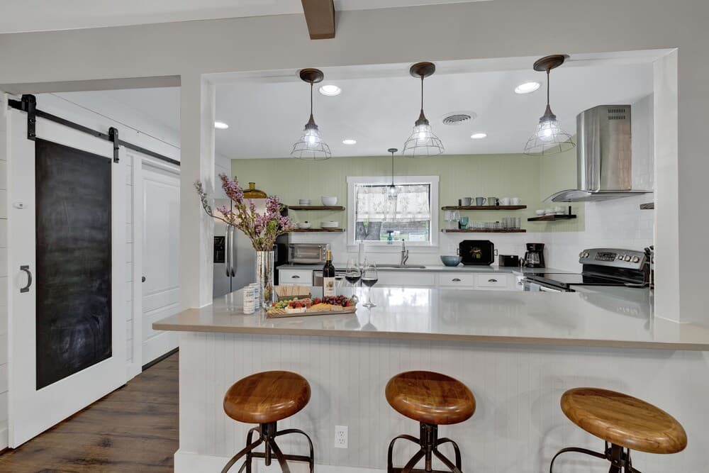 Stylish Remodel, Hot Tub, Firepit, Pet Friendly