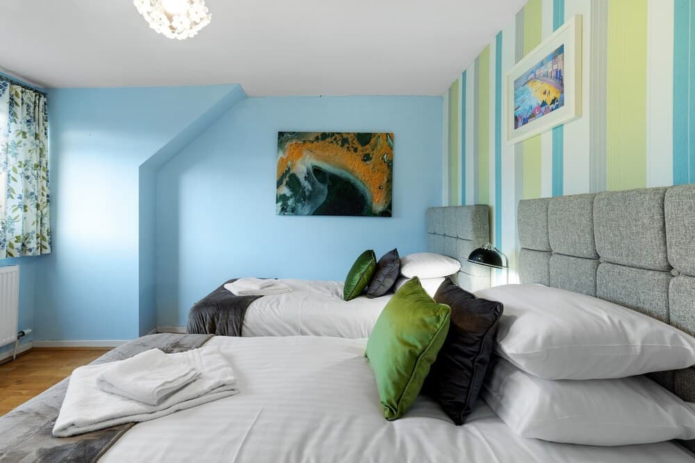 Serviced 4 Bdrm 2 bath house Maidenhead